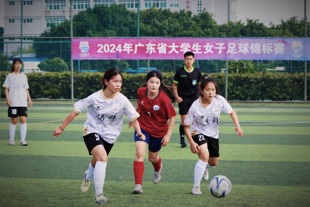 精湛技艺！女足球员手把手教学